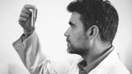 Se suele manifestar a través de brotes de acné y sobredosis de impurezas después de introducir un nuevo ingrediente activo en la rutina de cuidado diaria