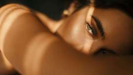 Reset Facial Skin, aplicado en rostro, cuello y escote, reactiva los ciclos celulares, favorece la renovación de los tejidos e incrementa las defensas naturales de la piel. Además, es un protocolo holístico, ya que supone una relajación completa