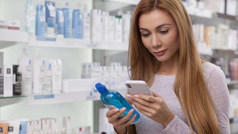 mujer consumidora responsable comparando productos cosmeticos