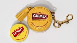 El Classic Lip Pot de la marca estadounidense ha sido inmortalizado por el diseñador británico en forma de accesorio