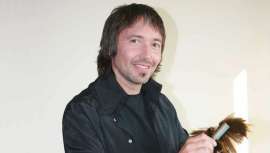 Desde muy joven Albert Catalán se introdujo en el mundo de la peluquería. Desde entonces todo han sido reconocimientos a una labor que se basa en la observación de la vida real para luego sintetizarlo y plasmarlo en su trabajo