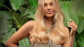 La línea Violet Shot de Salerm Cosmetics es el aliado perfecto para el cabello rubio, con canas, mechas o decolorado