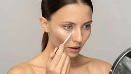 La experta maquilladora y reconocida profesional, recurrida para bodas, eventos, caracterizaciones, etc., Cristina Lobato enumera los consejos básicos e imprescindibles para deshacernos de las ojeras a través de brochas y pinceles 