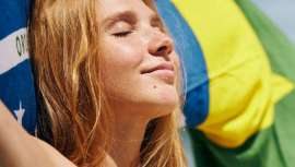 ¿Tienes el cabello rubio? Nuria Aluart, beauty hunter de mumona.com, explica cómo proteger tu cabello de los daños causados por el sol, para que tu tono se mantenga radiante