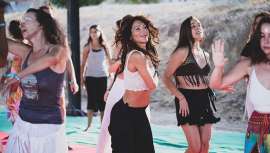 En estos tiempos en que se habla tanto de la salud mental, uno de los desencadenantes que la deteriora es sin duda el estrés diario que muchas personas padecen, para lo que actividades como el ecstatic dance son de gran ayuda