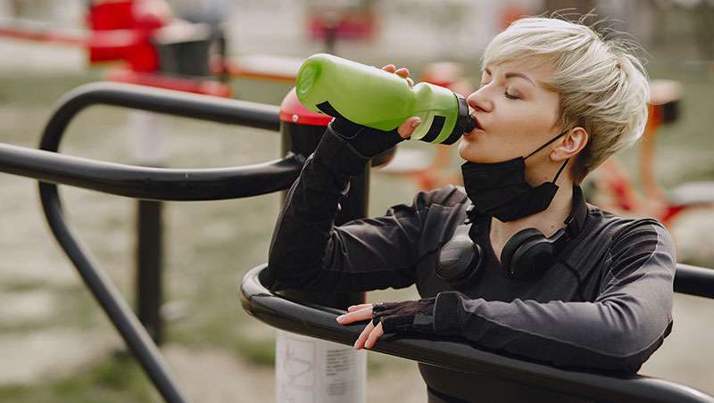 Hidratación máxima durante la rutina de entrenamiento