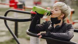 Una correcta hidratación durante la práctica de deporte nos ayuda a evitar lesiones y acelera la recuperación de nuestro cuerpo