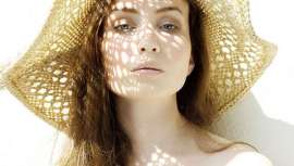 Qué activos puedes utilizar y cuáles mejor retirar estos meses de sol, según la Dra. Conchita Pinilla, experta en cirugía plástica