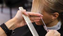 Esther García-Rojo Tardón, estilista de Sonia Atanes Hair Beauty, analiza cuál es la mejor manera de cortar el cabello, si hacerlo en seco o mojado, qué ventajas tendría en cada caso y cuando debería hacerse