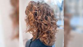 Conchi Arias, fundadora de Campos Curlyhair y creadora de la línea de productos CCH by Campos Curlyhair, nos cuenta los pasos indispensables para conseguir el peinado estrella de la temporada: unas ondas definidas, duraderas... ¡y deslumbrantes!