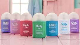 La marca, consciente de que la mujer ha evolucionado, además de crear una nueva gama de productos fresca, colorida y juvenil para todas las mujeres, renueva su imagen con un diseño más atractivo y moderno