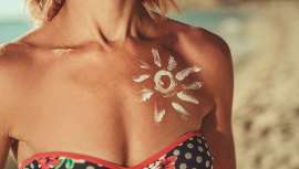 Evitar las horas solares de máxima radiación, usar protección solar diaria, limpiar y exfoliar la piel o seguir una dieta rica en vitaminas, minerales y antioxidantes, entre los consejos para proteger la piel de los efectos adversos del verano