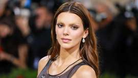 La industria de la belleza siempre nos sorprende con nuevas tendencias y técnicas innovadoras. Cejas decoloradas, noventeras y pestañas de colores… la moda de las cejas y las pestañas es camaleónica, por eso hay que saber cómo cuidarlas 