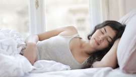 Un ruido mínimo, un halo de luz, los cambios de postura y, por supuesto, el calor, hacen que nuestro sueño se vea comprometido. Estas son las molestias que podrían despertarnos a muchos, más precisamente, a los que dicen tener el sueño ligero