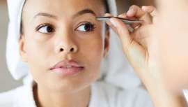 Las cejas pierden densidad con el paso del tiempo, y aunque en muchos casos esto viene derivado de una pérdida natural cíclica, en otros es síntoma de algún problema de salud asociado, según la Dra. Cristina Chacón, CCH Privé de Madrid