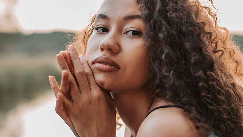 Sí, el pelo rizado se puede peinar