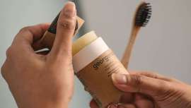 No contiene glicerina, flúor o sulfatos, por lo que permite a los dientes absorber los nutrientes sin cubrirlos, favoreciendo su remineralización y nutrición