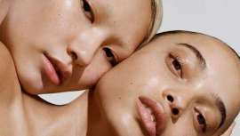 Una de las tendencias más populares en la actualidad y casi recién llegada de Corea es la tendencia Glass Skin. Esta tendencia consiste en lucir una piel saludable, hidratada, luminosa y traslúcida, como dice el propio nombre, una piel de cristal