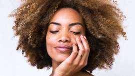 La luminosidad en la piel se refiere a la apariencia de ésta cuando tiene un aspecto radiante, fresco y brillante, no por supuesto, al brillo seborréico. Cuca Miquel, Centro de Estética Todo en Belleza, nos lo cuenta