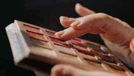 Las ventas de la industria de la belleza en USA continúan aumentando durante la primera mitad de 2023, informa Circana. El maquillaje labial, la categoría de más rápido crecimiento tanto en puntos de venta de prestigio como en comercios masivos