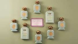 Fundada por Jean-Vincent Bully en 1803, revivida por la pareja formada por Victoire de Taillac y Ramdane Touhami en 2014, y comprada por LVMH en 2021, la marca de belleza se enorgullece de exportar refinamiento a la francesa con su propio concepto