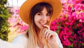 Terminan las vacaciones de verano y llegamos a casa con el pelo quemado, las puntas destrozadas, sin brillo y un extraño color que en nada se parece al nuestro original...