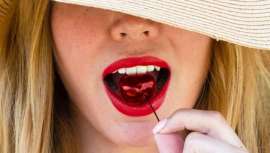 Para lucir esta nueva tendencia, la piel jugosa y sin imperfecciones es imprescindible, pero el toque especial lo dan los labios. Tonos tierra, burdeos y rojos intensos perfectamente delineados aportan esa sofisticación, reflejo de lujo y poder