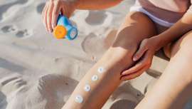 La gerente de marketing global de dsm-firmenich para Sun Care, Tina Vogt, revela una especie de bacteria que mantiene el microbioma de la piel saludable bajo la exposición a los rayos UV