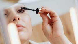 Normalmente la máscara de pestañas se utiliza de forma sistemática y es precisamente por ello por lo que pasamos por alto muchos de los errores que cometemos en su aplicación. Atenta a los consejos de Aura Serras, directora de RevitaLash Cosmetics