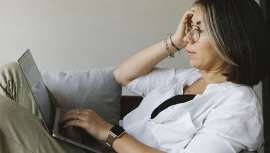 La cirujana maxilofacial y experta en medicina estética facial, la Dra. Pérez Sevilla, nos cuenta qué es el cuello tecnológico, cómo evitarlo y con qué tratamientos se puede eliminar