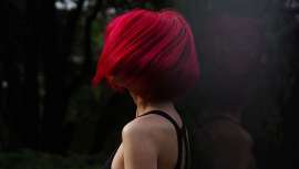 Las tendencias de esta temporada ofrecen numerosas propuestas que saciarán, con creces, todo tipo de gustos y necesidades, al mismo tiempo que nos permitirán devolverle la salud y la vivacidad a las melenas que han sufrido los estragos del verano