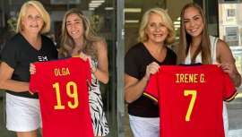 Después de conseguir la mayor hazaña del fútbol femenino español, las dos Campeonas del Mundo visitan el salón sevillano Peluquería Encarna Moreno, donde la experta en mechas Encarna Moreno devolvió esplendor a sus melenas con las últimas técnicas 