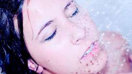 El mundo se divide en dos tipos de personas, las que prefieren ducharse por la mañana o las que por el contrario prefieren hacerlo por la noche antes de dormir. Pero, ¿cuál es la mejor para ti?