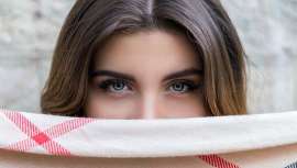 Estos son los factores que debes tener en cuenta a la hora de retocar las cejas: el grosor y la forma. Aunque en la actualidad se llevan bastante pobladas y naturales, no hay que descuidar la forma y apostar por una que favorezca a cada rostro