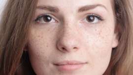 En plena época antihiperpigmentaciones, recién llegados del sol estival, hay algunos usos y costumbres, no necesariamente el astro rey, que puede desembocar en la aparición de manchas en la piel...