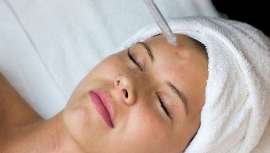 La ducha facial de oxígeno, que combina sueros y ácidos con potentes beneficios para la piel, compatible con el sol e ideal para tratar manchas e iluminar de forma homogénea