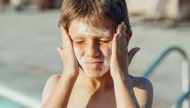 Los protectores solares no son imperecederos, sin embargo, muchas personas tienden a utilizar la crema solar de un año para otro, pero ¿deberías tirar tu protector solar? ¿Cómo saber cuándo caduca? Sigue leyendo...