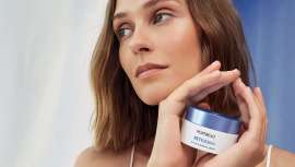 Pérdida de firmeza, tono apagado, aparición de arrugas, hiperpigmentación…  Con esta nueva gama projuventud de alto rendimiento, basada en un bio-retinoide marino de última generación, lograrás fomentar el proceso de regeneración de la piel