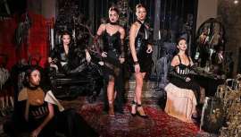 Sola Salons, patrocinador oficial de la presentación Alice & Olivia SS24, recrea a continuación el paso a paso de dos looks de peinado icónicos e imprescindibles para peluqueros y clientas