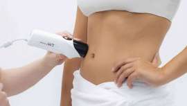 En el contexto de la estética, el diagnóstico corporal con medición ecográfica se refiere a la evaluación detallada de la composición corporal de una persona utilizando herramientas como un adipómetro y un software especializado