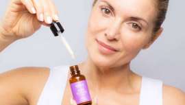Construir una rutina de cuidado facial es sencillo, se inicia con lo básico: limpiar, hidratar, incluir antioxidantes y proteger del sol, pero si queremos elevar el efecto de de la rutina, necesitamos un sérum