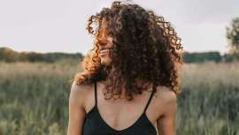 Conchi Arias, fundadora de Campos Curlyhair, comparte los cuidados, productos y tips profesionales para mantener a raya el frizz de las melenas rizadas 