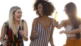 Ya sabemos que el alcohol es muy perjudicial para la salud, pero además, en las mujeres, junto con el tabaco, puede afectar a la regulación hormonal