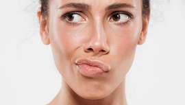 Normalmente salen por la suciedad, la grasa e incluso la piel muerta que se obstruye en los poros, y a diferencia de los puntos blancos, atraviesan la piel quedando expuestos al aire