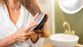 Descubre cuáles son las principales causas de la porosidad capilar, cuál es el aspecto de cada cabello según su nivel de porosidad y cuáles son los hábitos más recomendados a seguir con el fin de evitar este problema