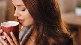 Este componente estimula la circulación sanguínea en el cuero cabelludo, ayudando a fortalecer los folículos pilosos y previniendo la caída del cabello, según explican desde Hospital Capilar