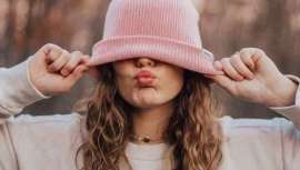 La bajada de las temperaturas es una de las causas de deshidratación que provoca tirantez, agrietamientos y fisuras e incluso ligeras irritaciones. Un kit SOS es tu gran aliado