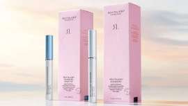 La marca colabora con distintas fundaciones y cada octubre incrementa dicho apoyo con motivo del Día Internacional contra el Cáncer de Mama, donando 2 dólares por cada unidad vendida de sus 2 best sellers