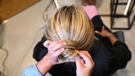 Desde el slick (elegante y con efecto lifting) al top knot con flequillo o el clásico ballerina, los moños tanto altos como bajos son ideales para lucir en el trabajo o cualquier fiesta y evento