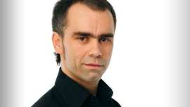 Desde siempre, Óscar G. tuvo muy claro que su faceta laboral se desarrollaría en la peluquería. Hoy cuenta con nueve salones propios, tres de ellos en franquicia, y una escuela en Vitoria-Gasteiz